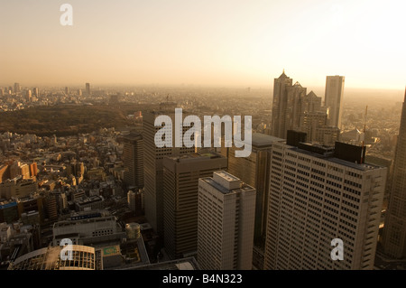 Untergehende Sonne über Shinjuku West High aufgehenden Gebäude Stockfoto