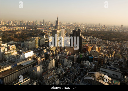 Untergehende Sonne über Shinjuku West High aufgehenden Gebäude Stockfoto