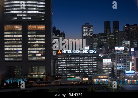 Shinjuku West District bei Nacht Stockfoto