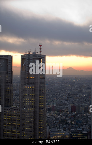 Festlegen von Sun über Shinjuku mit dem Tokyo Metropolitan Government Office und Mount Fuji im Hintergrund Stockfoto