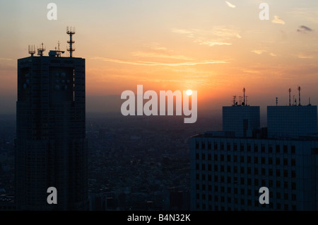 Sonnenuntergang über Shinjuku mit den Nordturm des Tokyo Metropolitan Government Office Stockfoto