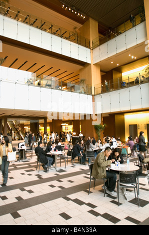 Innenraum des neu eröffneten Tokyo Midtown in Roppongi eine Cafeteria am Haupteingang des Gebäudes Stockfoto