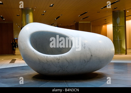 Innenraum des neu eröffneten Tokyo Midtown in Roppongi A Skulptur von Kan Yasuda Key To A Dream Stockfoto