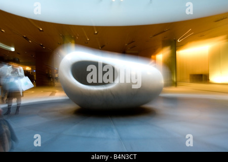 Innenraum des neu eröffneten Tokyo Midtown in Roppongi A Skulptur von Kan Yasuda Key To A Dream Stockfoto