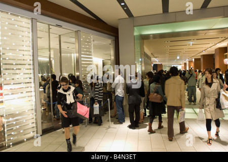 Innenraum des neu eröffneten Tokyo Midtown in Roppongi lange Warteschlange an eine Bäckerei Stockfoto