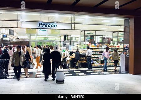 Innenraum des neu eröffneten Tokyo Midtown in Roppongi Eingang eines Lebensmittel-Supermarktes Stockfoto