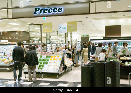 Innenraum des neu eröffneten Tokyo Midtown in Roppongi Eingang eines Lebensmittel-Supermarktes Stockfoto