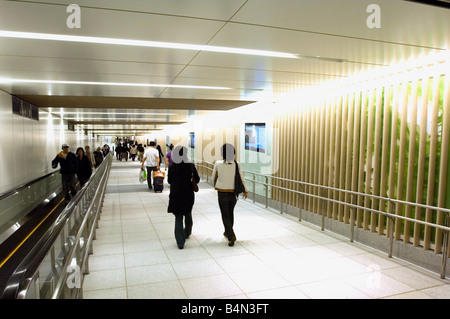 Innenraum des neu eröffneten Tokyo Midtown in Roppongi Passage hinunter die u-Bahnstation Stockfoto