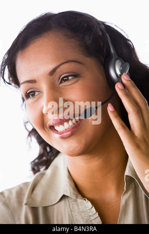 Geschäftsfrau tragen Kopfhörer im Büro lächelnd (hohe Schlüssel/selektiven Fokus) Stockfoto