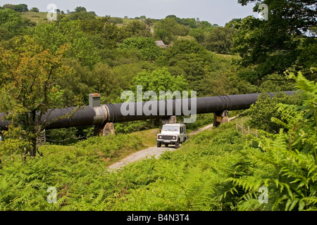 Rohrleitung mit Wasser aus Coedty Reservoir über Straße zum Dolgarrog elektrische Wasserkraftwerk in der Nähe von Conwy Nord-Wales Stockfoto