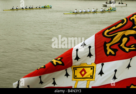 Sicht auf den Start des Universitätsregatta mit der Universität Cambridge Flagge im Vordergrund Stockfoto