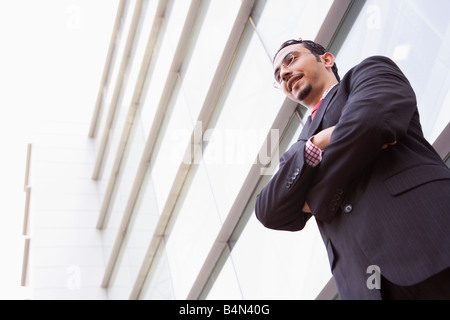 Geschäftsmann, stehen außen modernes Bürogebäude Stockfoto