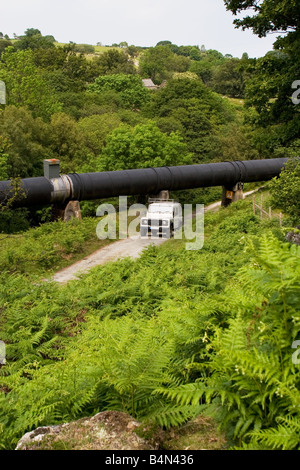 Rohrleitung mit Wasser aus Coedty Reservoir über Straße zum Dolgarrog elektrische Wasserkraftwerk in der Nähe von Conwy Nord-Wales Stockfoto