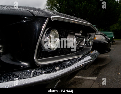 Eine Nahaufnahme des Grills, vorne rechts, ein 1968 Ford Mustang Coupe in schwarz entnommen. Stockfoto