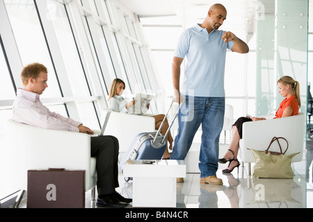 Männliche Fluggast warten mit anderen Passagieren im Abflug-gate Stockfoto
