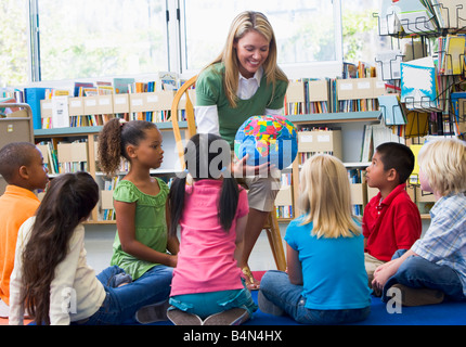 Lehrer in der Klasse zeigen Studenten einen Globus Stockfoto