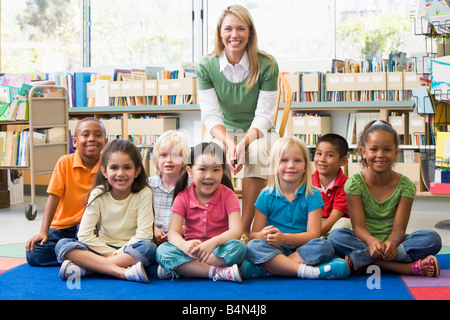 Klasse Porträt mit Lehrer Stockfoto
