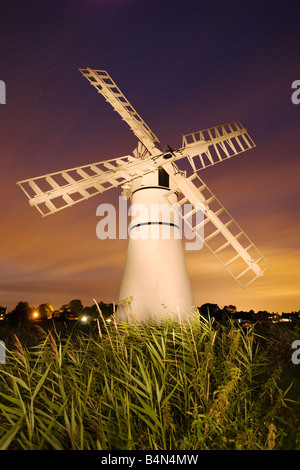 Thurne Mühle fotografiert nachts während einer Langzeitbelichtung auf den Norfolk Broads Stockfoto