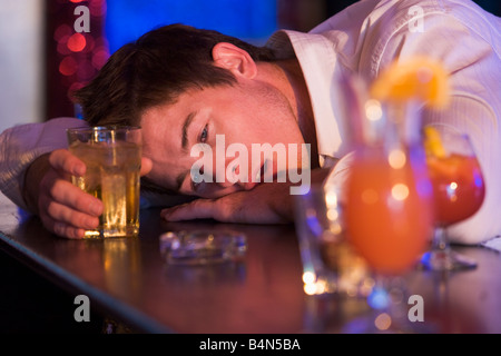 Jungen Mann betrunken übergebenen in Bar Stockfoto