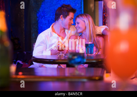 Junges Paar in einer bar Stockfoto