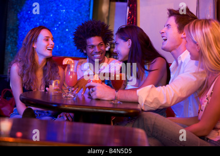 Junge Menschen in einer bar Stockfoto