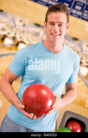 Mann auf einer Bowlingbahn Stockfoto