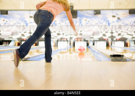 Frau, bowling Stockfoto