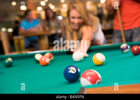 Frau Billard spielen Stockfoto