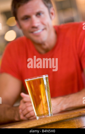 Mann mit einem Glas Bier Stockfoto