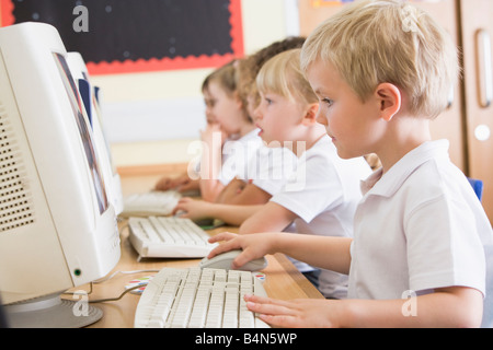 Schüler in der Klasse am Computer-Terminals (Schärfentiefe) Stockfoto