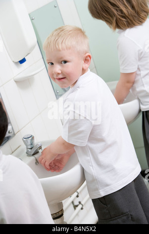 Studenten im Bad am Waschbecken waschen der Hände Stockfoto