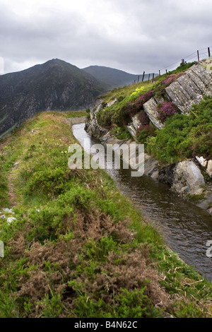 Leat vom Fluss Ffynnon Llugwy SW von Llyn Cowlyd nährt Wasser Reservoir an Cowlyd Dolgarrog hydro Wasser Flow Management Stockfoto