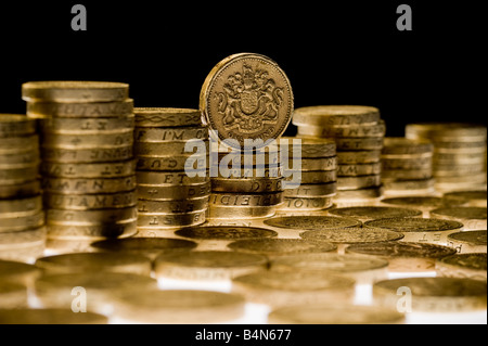 Stapel alter Pfund-Münzen mit schwarzem Hintergrund Stockfoto