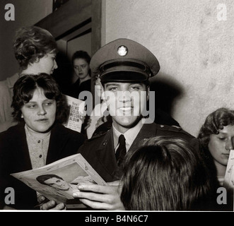 Elvis Presley Autogramme auf Pressekonferenz März 1962 für die Fans in Deutschland lokale Beschriftung retromusic Stockfoto