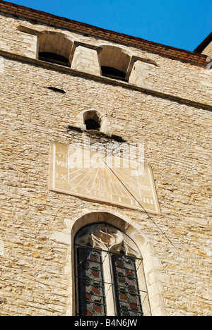 Niedrigen Winkel-Blick auf die Kirche mit Sonnenuhr in Saint-Cirq Lapopie, MIDI-Pyrénées, Lot, Frankreich Stockfoto