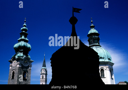 Einen Blick auf die Salzburger Altstadt Kirchtürme, umfasst diejenigen der Erzabtei St. Peter Stockfoto