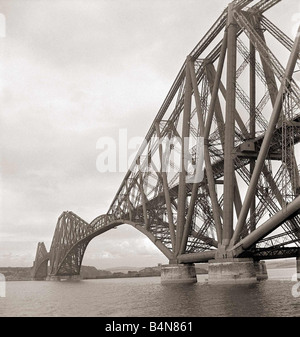 Die Forth Rail Bridge The Forth Brücke The Forth Brücke gebaut 1890 war die größte Brücke der Welt, die die Brücke sieben Jahre Kosten 3 Millionen zur Zeit dauerte erstrecken und verwendet mehr als 50 000 Tonnen Stahl war es die größte hoch-und Tiefbau-Struktur erreicht während des neunzehnten Jahrhunderts und William Morris als das supremest Exemplar aller Hässlichkeit beschrieben es bleibt eines der industriellen Weltwunder der Welt Brücke Cantiliver Ingenieurbauwerke Träger AfairScenes 4. März 1890 Jubiläum Prince Of Wales öffnet die 1 710 Fuß Forth Bridge in Schottland Stockfoto