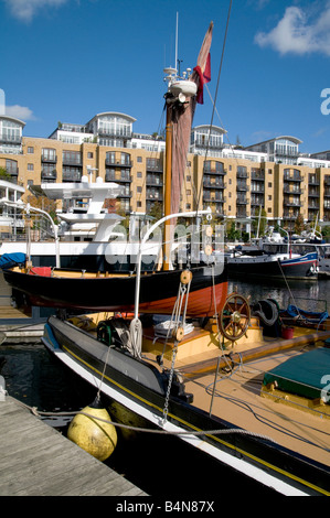 St Katherines Dock in London England UK - Foto von Julio Etchart Stockfoto