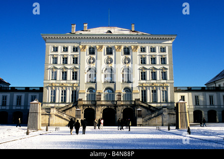 Das Schloss Nymphenburg Hauptpalast Gebäude in München, unter Schnee und aus dem Gelände an der Rückseite betrachtet. Stockfoto