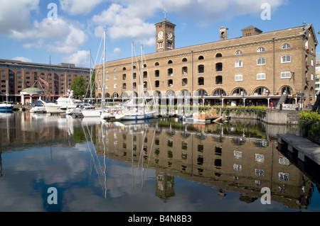 St Katherines Dock in London England UK - Foto von Julio Etchart Stockfoto