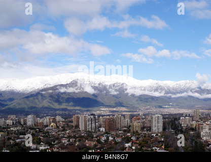 Ein Winter-Szene von Santiago unter den schneebedeckten Anden.  Ein Tag mit starkem Regen verlassen hat, blauer Himmel und saubere, frische Luft. Stockfoto