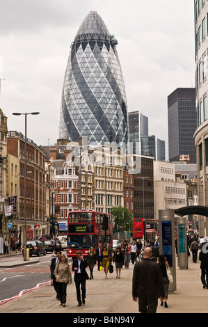 Bishopsgate Gegend in London England UK The Gherkin, 30 St. Mary Axe im Hintergrund Stockfoto