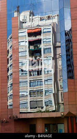 Der Gebäude der Stadt im Büro Windows Relections Stockfoto