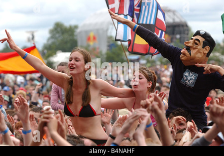 T In The Park Balado Juli 2004 Fans verrückt für Franz Ferdinand T in the Park in Balado Fans sitzen auf den Schultern ihrer Freunde ein Saddam Hussein Maske tragen wird Stockfoto