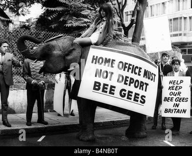 Die Bee Gees-pop-Gruppe 1967 rief Elefant Gilda und Pat Cameron mit Demonstranten Stockfoto