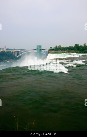 Am Rande des Niagara River Fall und Bridal Veil von auf amerikanischer Seite in der Stadt NY USA Top View Nebelfotografie US Daily Life Lifestyle Living Hi-res Stockfoto