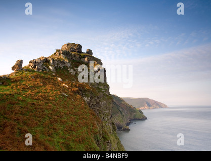 Tal der Felsen und Küste bei Lynton North Devon mit Castle Rock im Vordergrund Stockfoto