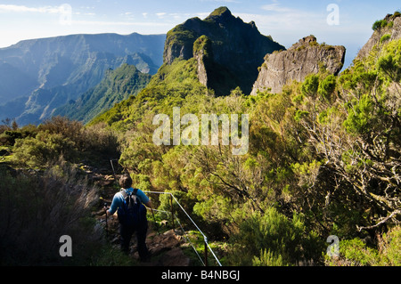 Walker steigt vom Pico da Encumeada Madeira mit der Hochebene von Paul tun Serra über Stockfoto