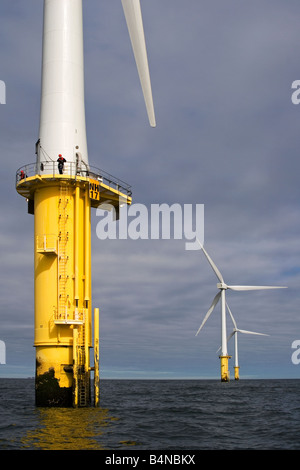 Wartungstechniker am Turm der Windkraftanlage von North Hoyle Offshore-Windpark vor der Küste von Nordwales Stockfoto