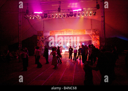 Creetown Country Music Festival Cowboys Line-Dance in der Nähe der Bühne Nachtteil der Gaelforce Scotland UK Stockfoto